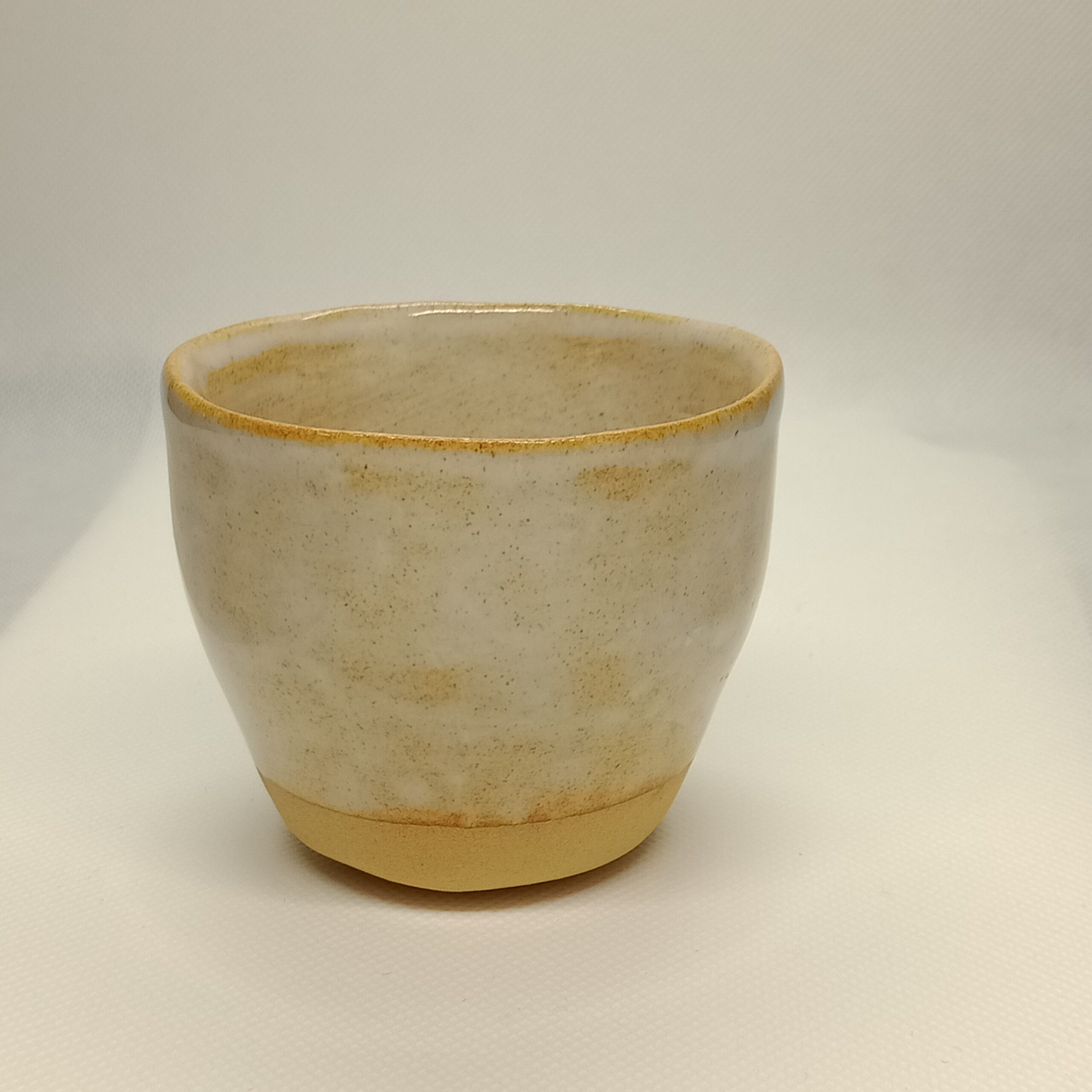 Tasse en grès / beige et blanc